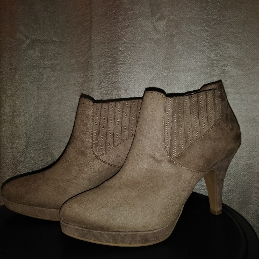 Dexflex comfort faux suede tan ankle boots